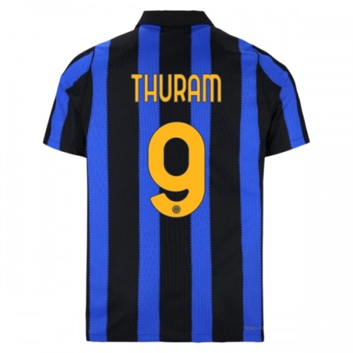 Fotballtrøye Inter Milan Thuram 9 Hjemmedrakt 2026-27 Kortermet Fotballtrøye Inter Milan Thuram 9 Hjemmedrakt 2026-27 Kortermet