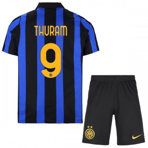 Fotballtrøye Inter Milan Thuram 9 Hjemmedrakt 2026-27 Kortermet - Barn(+ Shorts) Fotballtrøye Inter Milan Thuram 9 Hjemmedrakt 2026-27 Kortermet - Barn(+ Shorts)