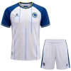 Fotballtrøye Bosnia-Hercegovina Bortedrakt VM 2026 Kortermet - Barn(+ Shorts) Fotballtrøye Bosnia-Hercegovina Bortedrakt VM 2026 Kortermet - Barn(+ Shorts)