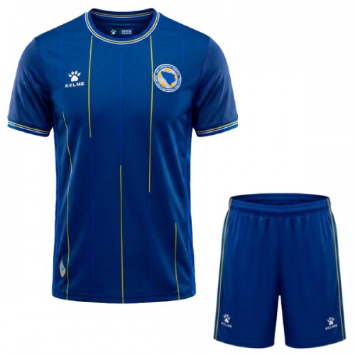 Fotballtrøye Bosnia-Hercegovina Hjemmedrakt VM 2026 Kortermet - Barn(+ Shorts) Fotballtrøye Bosnia-Hercegovina Hjemmedrakt VM 2026 Kortermet - Barn(+ Shorts)
