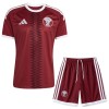 Fotballtrøye Qatar Hjemmedrakt VM 2026 Kortermet - Barn(+ Shorts) Fotballtrøye Qatar Hjemmedrakt VM 2026 Kortermet - Barn(+ Shorts)