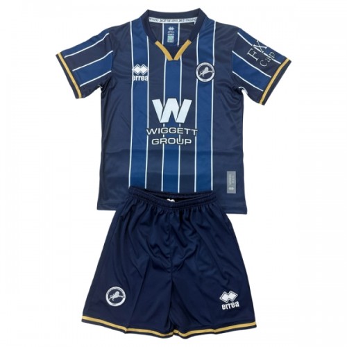 Fotballtrøye Millwall Hjemmedrakt 2026-27 Kortermet - Barn(+ Shorts) Fotballtrøye Millwall Hjemmedrakt 2026-27 Kortermet - Barn(+ Shorts)