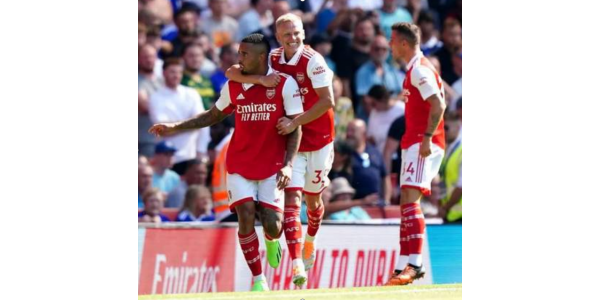 Arsenal leder stillingen med 3-2 hjemmeseier over Liverpool Arsenal leder stillingen med 3-2 hjemmeseier over Liverpool