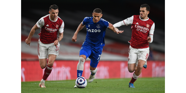 Arsenal slo Everton 4-0 for å fortsette å lede tabellen Arsenal slo Everton 4-0 for å fortsette å lede tabellen